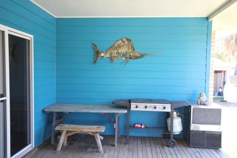 CASTAWAY BEACH HOUSE- NO Parties - NO Pets - Accommodation in Brisbane 4