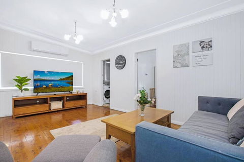 Comfy Family Home @ Kingsgrove Sleeps 7 With 2 Bathrooms & Parking - Accommodation in Brisbane 0