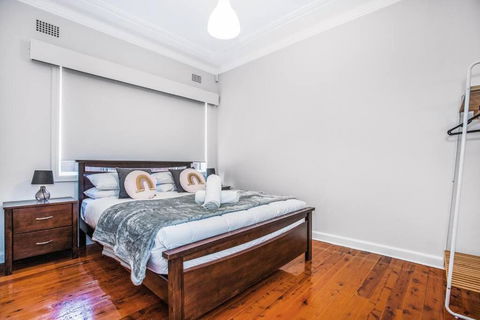 Comfy Family Home @ Kingsgrove Sleeps 7 With 2 Bathrooms & Parking - Accommodation in Brisbane 1
