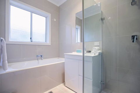 Comfy Family Home @ Kingsgrove Sleeps 7 With 2 Bathrooms & Parking - Accommodation in Brisbane 2