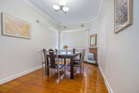 Comfy Family Home @ Kingsgrove Sleeps 7 With 2 Bathrooms & Parking - Accommodation in Brisbane 4