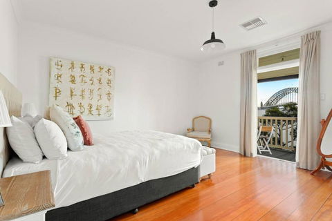 Contemporary Charm With Spectacular Harbour Views - Accommodation in Brisbane 0