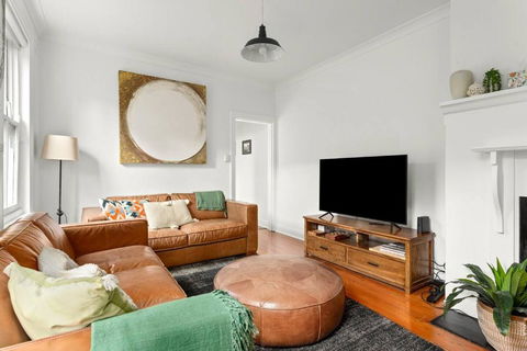 Contemporary Charm With Spectacular Harbour Views - Accommodation in Brisbane 1