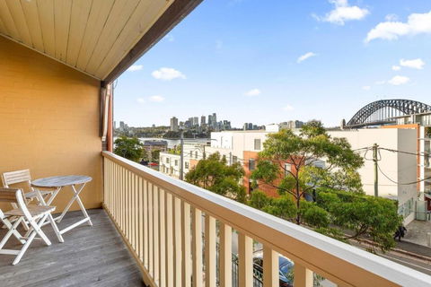Contemporary Charm With Spectacular Harbour Views - Accommodation in Brisbane 2
