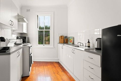 Contemporary Charm With Spectacular Harbour Views - Accommodation in Brisbane 3