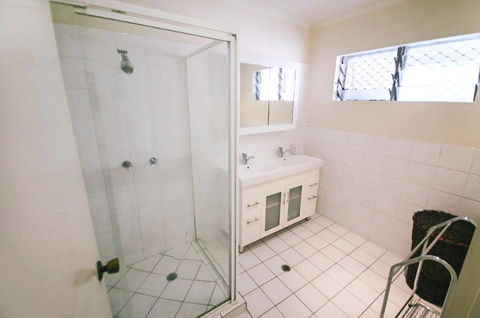 3 Bedroom Apartment // Spence St - Accommodation in Brisbane 2