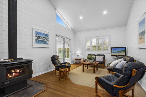 3 Macleay St, Narrawallee - Accommodation in Brisbane 2