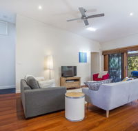 33 Bangalow - Narrawallee's Beautiful Bungalow - Accommodation in Brisbane