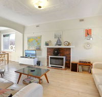 4 MONTROSE AVE - retro home in the heart of town - Accommodation in Brisbane