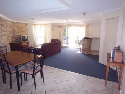 4/84 Lawson Street - Beach Haven 4 - Accommodation in Brisbane 3