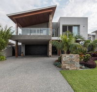 5 Liamina Avenue Apartment - Accommodation in Brisbane