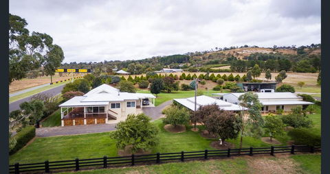 505 CONROD STRAIGHT MOUNT PANORAMA - Accommodation in Brisbane 1