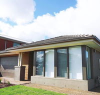 5Bed 2Bath Family House in Werribee - Accommodation in Brisbane