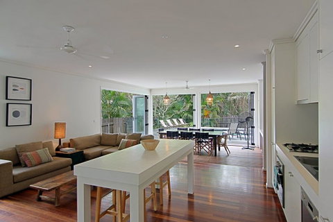 77 Butler Street, Byron Bay - Lantana Beach House - Accommodation in Brisbane 3