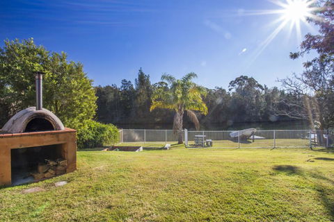 77 Lake Entrance Rd - Waterfront Wonder - Accommodation in Brisbane 2