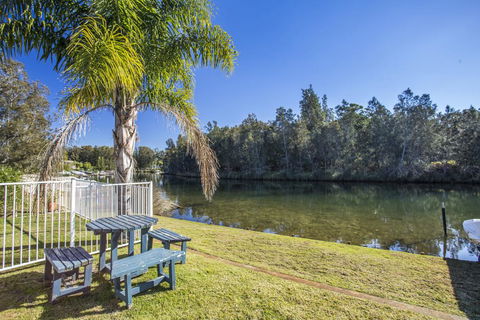 77 Lake Entrance Rd - Waterfront Wonder - Accommodation in Brisbane 0