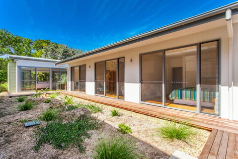 A SWEET ESCAPE - Beachfront Tranquility - Accommodation in Brisbane 1