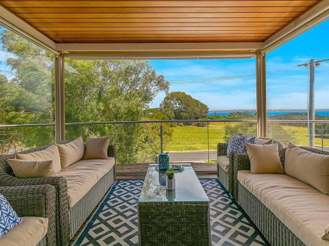 A Wave From It All - Accommodation in Brisbane 1