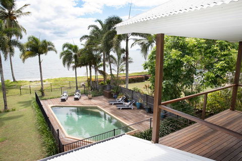ABSOLUTE BEACHFRONT BLISS @ NEWELL BEACH - Accommodation in Brisbane 0