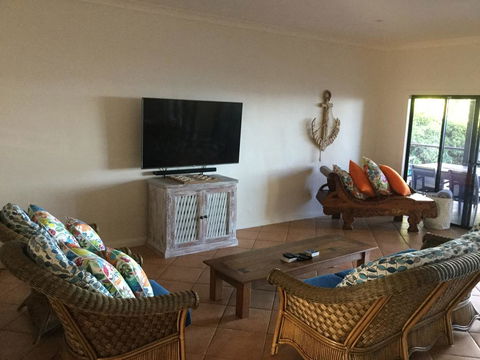 ABSOLUTE BEACHFRONT BLISS @ NEWELL BEACH - Accommodation in Brisbane 3