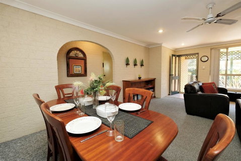 ACACIA - WEEKLY ONLY - Accommodation in Brisbane 1