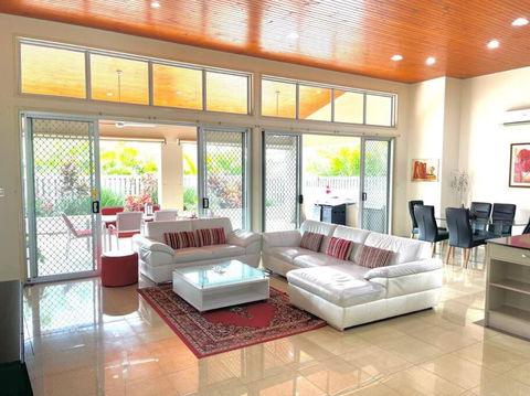 Exclusive Golf Course Community Family Home - Accommodation in Brisbane 1