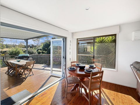 Fab 3-Bed Stay With Great Outdoors & Water Views - Accommodation in Brisbane 4