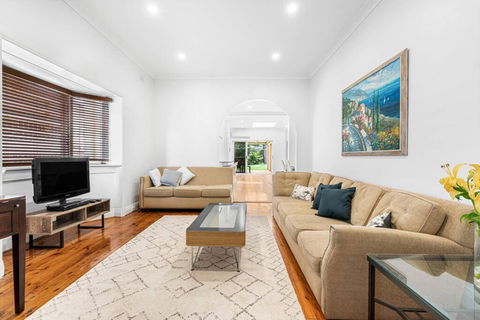 Family Beach House - Spacious W Yard AC Car Space - Accommodation in Brisbane 1