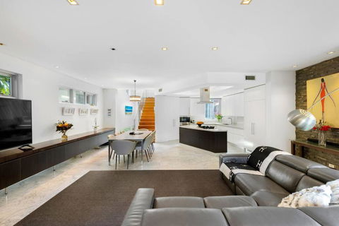 Exquisite Family Home Near Coogee Beach - Accommodation in Brisbane 1