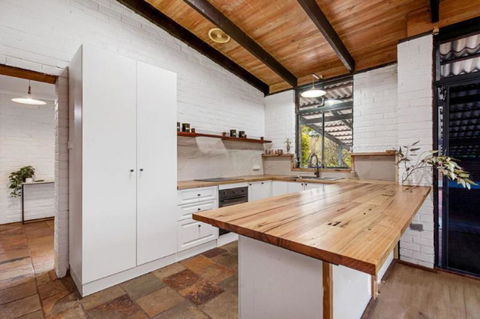 Hillside Retreat- Your Tranquil Home Away - Accommodation in Brisbane 1