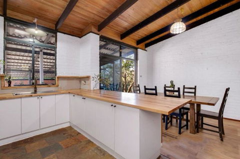 Hillside Retreat- Your Tranquil Home Away - Accommodation in Brisbane 3