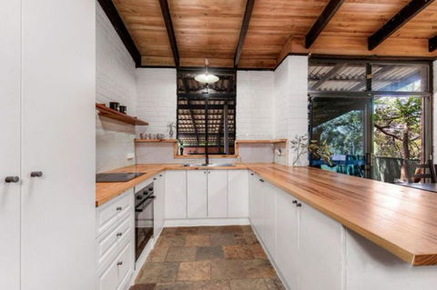 Hillside Retreat- Your Tranquil Home Away - Accommodation in Brisbane 2