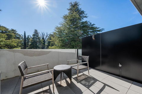 Impeccable Braddon Studio With Outdoor Dining - Accommodation in Brisbane 2