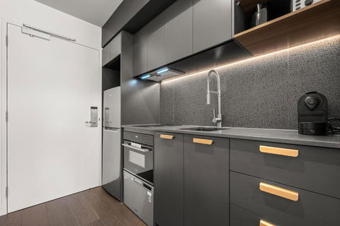 Impeccable Braddon Studio With Outdoor Dining - Accommodation in Brisbane 1