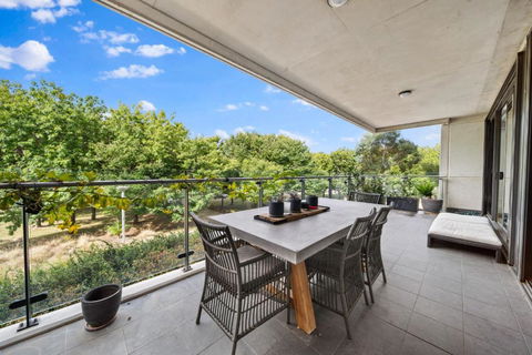 Impeccably Chic 3-Bed Apartment Just Outside CBD - Accommodation in Brisbane 0