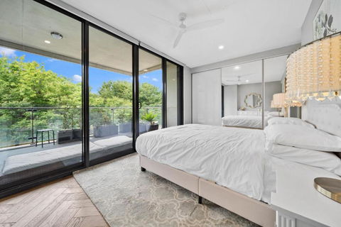 Impeccably Chic 3-Bed Apartment Just Outside CBD - Accommodation in Brisbane 3