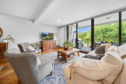 Impeccably Chic 3-Bed Apartment Just Outside CBD - Accommodation in Brisbane 2
