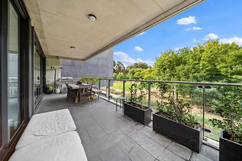 Impeccably Chic 3-Bed Apartment Just Outside CBD - Accommodation in Brisbane 1
