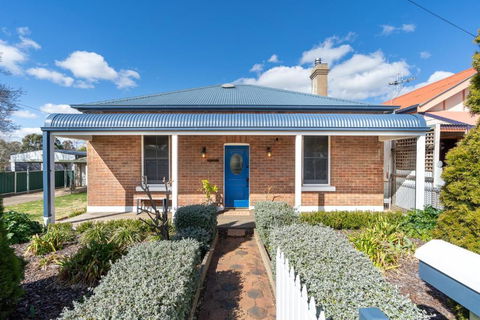 Impressive Eastside Cottage - Close To CBD - Accommodation in Brisbane 0