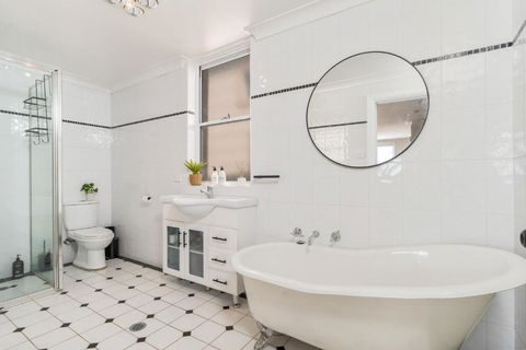 Impressive Eastside Cottage - Close To CBD - Accommodation in Brisbane 2