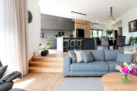 Impressively Spacious Modern & Convenient - Accommodation in Brisbane 0