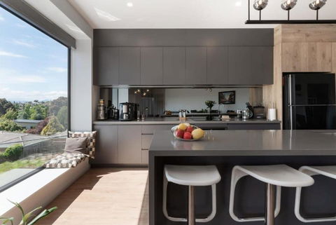 Impressively Spacious Modern & Convenient - Accommodation in Brisbane 1