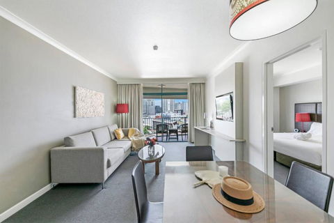 Incredible Harbourfront Home Away From Home - Accommodation in Brisbane 2