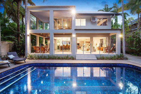 Indirah On The Beach - A Spacious Beachfront Home - Accommodation in Brisbane 0
