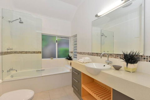 Indirah On The Beach - A Spacious Beachfront Home - Accommodation in Brisbane 3