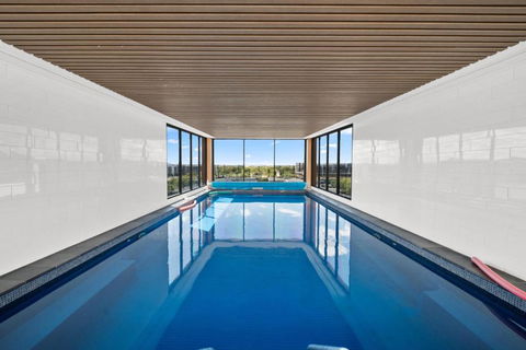 Indoor Pool Gym: Modern Hideout 12-Min From CBD - Accommodation in Brisbane 0