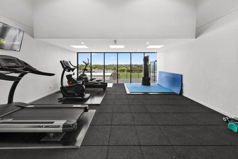 Indoor Pool Gym: Modern Hideout 12-Min From CBD - Accommodation in Brisbane 2