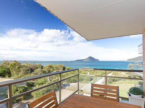 Intrepid 12 Right On The Beachfront - Accommodation in Brisbane 0