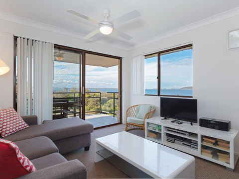 Intrepid 12 Right On The Beachfront - Accommodation in Brisbane 1