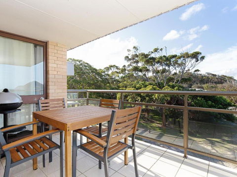 Intrepid 12 Right On The Beachfront - Accommodation in Brisbane 3